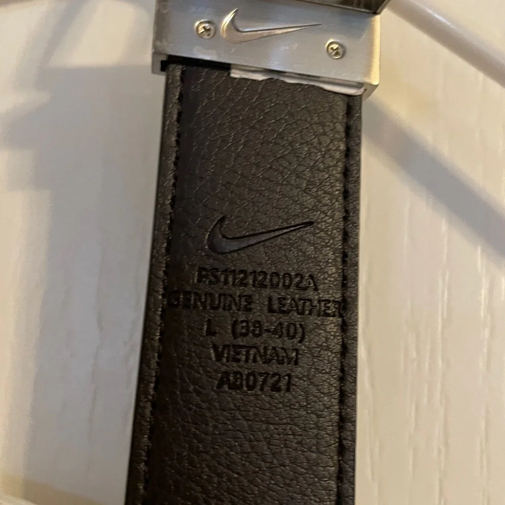 Nike Reversible Black Or Brown Leather Belt with Silver Buckle L‎ 38-40